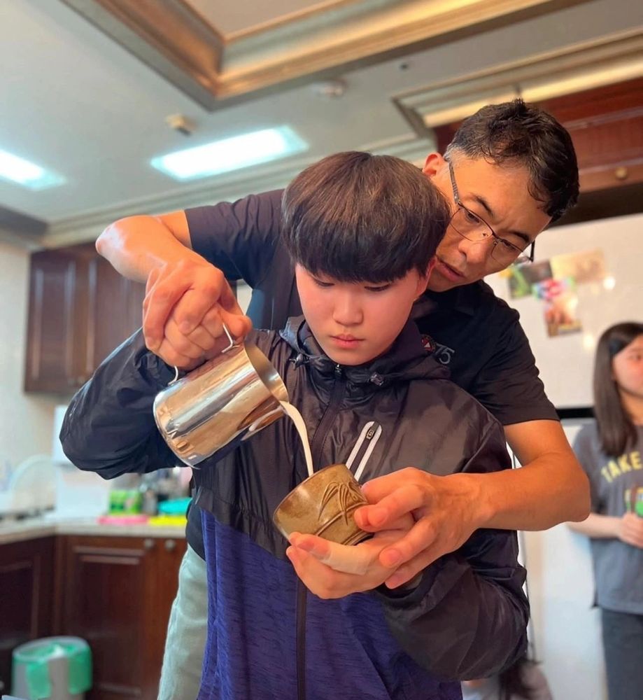 우유 붓기를 직접 지도하는 Dr. Sang Kwon